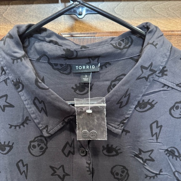 Torrid Emoji Icon Print Button Down Shirt Black Short Sleeve Blouse Size 1 NWOT - Picture 4 of 7